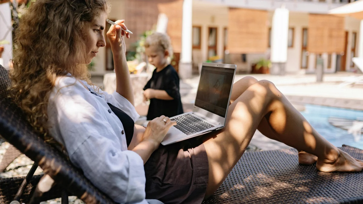 Woman working wit the pool